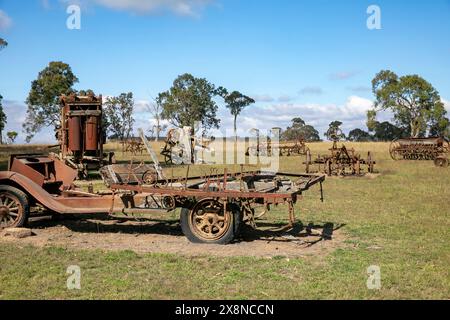 Attrezzature agricole arrugginite su terreni agricoli vicino a Dangars Gorge Armidale nel nuovo Galles del Sud, Australia Foto Stock