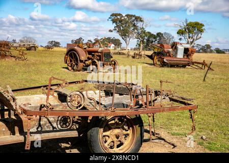 Attrezzature agricole arrugginite su terreni agricoli vicino a Dangars Gorge Armidale nel nuovo Galles del Sud, Australia Foto Stock