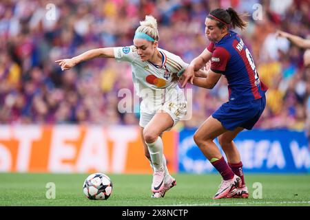 Ellie Carpenter dell'Olympique Lyonnais gareggiano per il pallone con Mariona Caldentey del FC Barcelona durante la UEFA Women's Champions League 2023/24 fin Foto Stock