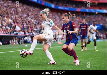 Ellie Carpenter dell'Olympique Lyonnais gareggiano per il pallone con Ona Batlle del FC Barcelona durante la finale della UEFA Women's Champions League 2023/24 Foto Stock