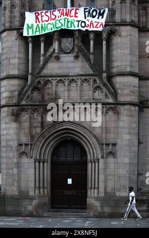 Manchester, Inghilterra, Regno Unito. 26 maggio 2024. Un passante passeggia davanti al Whitworth Building, dove uno striscione recita "' la resistenza˜da Manchester a Gaza è appesa. Un gruppo di studenti si occupò e barricò nell'edificio Whitworth del campus dell'Università di Manchester. Gli studenti hanno occupato l'edificio per il genocidio di Israele in corso a Gaza e la complicità dell'università in questo. Questa azione coincide con l'accampamento tendato di resistenza per la Palestina esistente negli ultimi 25 giorni. Crediti: ZUMA Press, Inc./Alamy Live News Foto Stock