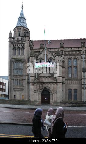 Manchester, Inghilterra, Regno Unito. 26 maggio 2024. I passanti passano davanti al Whitworth Building, dove uno striscione recita "'˜la resistenza da Manchester a Gaza è appesa. Un gruppo di studenti si occupò e barricò nell'edificio Whitworth del campus dell'Università di Manchester. Gli studenti hanno occupato l'edificio per il genocidio di Israele in corso a Gaza e la complicità dell'università in questo. Questa azione coincide con l'accampamento tendato di resistenza per la Palestina esistente negli ultimi 25 giorni. Crediti: ZUMA Press, Inc./Alamy Live News Foto Stock