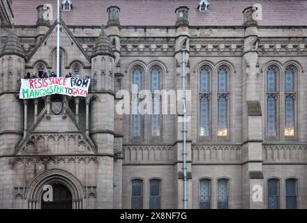 Manchester, Inghilterra, Regno Unito. 26 maggio 2024. Uno striscione appeso all'edificio Whitworth recita "resistenza˜da Manchester a Gaza". Un gruppo di studenti si occupò e barricò nell'edificio Whitworth del campus dell'Università di Manchester. Gli studenti hanno occupato l'edificio per il genocidio di Israele in corso a Gaza e la complicità dell'università in questo. Questa azione coincide con l'accampamento tendato di resistenza per la Palestina esistente negli ultimi 25 giorni. Crediti: ZUMA Press, Inc./Alamy Live News Foto Stock