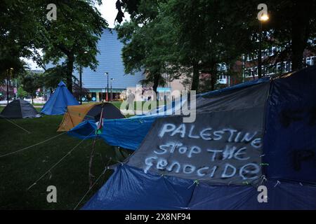 Manchester, Inghilterra, Regno Unito. 26 maggio 2024. Le tende dell'accampamento di resistenza dell'Università di Manchester (UOM), una è inondata dal messaggio ''˜Palestine Stop the Genocide. Un gruppo di studenti si occupò e barricò nell'edificio Whitworth del campus dell'Università di Manchester. Gli studenti hanno occupato l'edificio per il genocidio di Israele in corso a Gaza e la complicità dell'università in questo. Questa azione coincide con l'accampamento tendato di resistenza per la Palestina esistente negli ultimi 25 giorni. Crediti: ZUMA Press, Inc./Alamy Live News Foto Stock