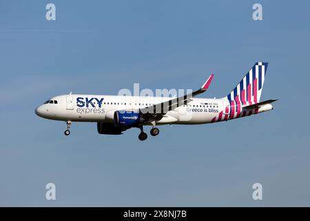 Copenaghen, Danimarca. 22 maggio 2024. Un Airbus 320 NEO Sky Express atterra all'aeroporto Kastrup di Copenhagen. Sky Express è una nuova compagnia aerea greca in ascesa con una flotta composta da 25 aerei (foto di Fabrizio Gandolfo/SOPA Images/Sipa USA) credito: SIPA USA/Alamy Live News Foto Stock