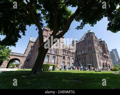 Toronto, Canada. 26 maggio 2024. Le persone si allineano per entrare nell'Ontario legislative Building durante l'evento Doors Open Toronto a Toronto, Canada, il 26 maggio 2024. L'evento annuale Doors Open della città di Toronto si è tenuto qui dal 25 al 26 maggio, offrendo ai visitatori la possibilità di esplorare più di 150 edifici significativi gratuitamente. Crediti: Zou Zheng/Xinhua/Alamy Live News Foto Stock