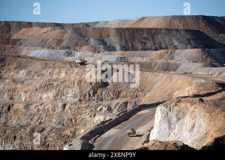 Enormi camion trasportano minerali d'oro dalla miniera a cielo aperto alla lavorazione presso Cripple Creek e Victor Gold Mine, a Victor, Colorado. Foto Stock