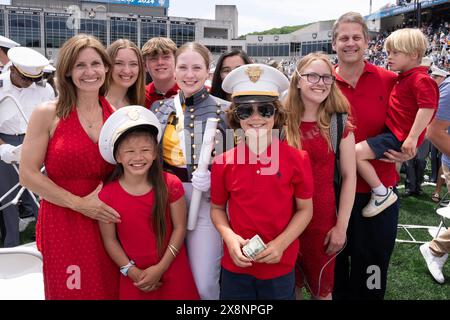 West Point, New York, Stati Uniti. 25 maggio 2024. I membri della famiglia e il sottotenente di vascello Sarah Scott che si è laureato come parte della classe 2024 dell'Accademia militare degli Stati Uniti visti dopo la cerimonia di laurea a West Point, New York. Il presidente Joe Biden ha tenuto un discorso di inizio. Ha ribadito il sostegno degli Stati Uniti all'Ucraina, tuttavia ha menzionato che nessun esercito americano sarà dispiegato in Ucraina. Ha menzionato l'invio di aiuti umanitari alla popolazione di Gaza da parte dei militari. 1.231 cadetti entrarono a West Point nel 2020 e 1, 036 laureati. (Credit Image: © Lev Radin/Pacific Press via ZUMA Press Wire) EDITORIALE USAG Foto Stock