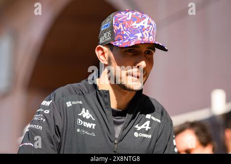 Monaco, Monaco. 25 maggio 2024. Il pilota francese del BWT Alpine F1 Team Esteban Ocon si vede nel paddock dopo la sessione di qualificazione del Gran Premio di F1 di Monaco. (Foto di jure Makovec/SOPA Images/Sipa USA) credito: SIPA USA/Alamy Live News Foto Stock