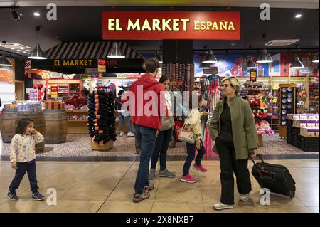 Madrid, Spagna. 26 aprile 2024. I passeggeri sono visti di fronte a un negozio di souvenir spagnolo che vende prodotti a tema in Spagna e si vede all'aeroporto Adolfo Suarez Madrid-Barajas di Madrid. (Immagine di credito: © Xavi Lopez/SOPA Images via ZUMA Press Wire) SOLO PER USO EDITORIALE! Non per USO commerciale! Foto Stock