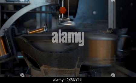 Bobine rotanti con filo. Creatività. Bobine a rotazione rapida con filo di rame nelle aziende metallurgiche. Avvolgitrice automatica per filo di rame Foto Stock