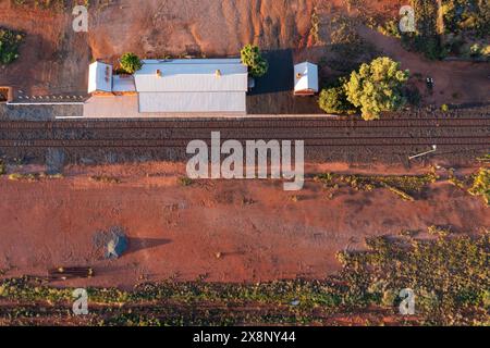 Vista aerea delle linee ferroviarie che corrono lungo una piccola stazione ferroviaria dell'Outback a Cobar nel nuovo Galles del Sud Foto Stock