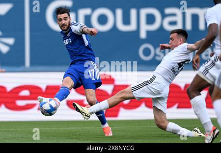 Zagabria. 26 maggio 2024. Sandro Kulenovic (L) della Dinamo Zagabria spara al pallone durante il 36 ° turno della partita di campionato croziano tra la Dinamo Zagabria e il Rudes a Zagabria, Croazia, il 26 maggio 2024. Crediti: Marko Lukunic/PIXSELL via Xinhua/Alamy Live News Foto Stock