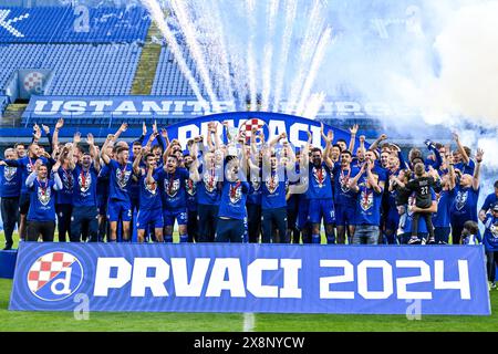 Zagabria. 26 maggio 2024. I giocatori della Dinamo Zagabria celebrano con il trofeo dopo aver vinto il titolo croziano a Zagabria, Croazia, il 26 maggio 2024. Crediti: Marko Lukunic/PIXSELL via Xinhua/Alamy Live News Foto Stock