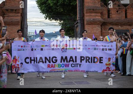 Chiang mai, Thailandia. 26 maggio 2024. I membri della comunità LGBTQIA tengono uno striscione durante la marcia 'Chiang mai Colourful Pride Month 2024' a Chiang mai. (Foto di Pongmanat Tasiri/SOPA Images/Sipa USA) credito: SIPA USA/Alamy Live News Foto Stock