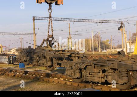 Le ruote delle auto ferroviarie sullo svincolo ferroviario durante l'attesa di riparazione Foto Stock