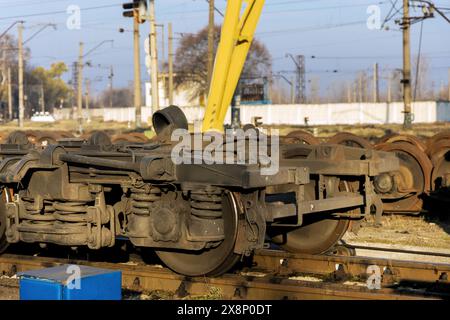 Sale montate per vagoni ferroviari all'incrocio ferroviario durante l'attesa di riparazione Foto Stock