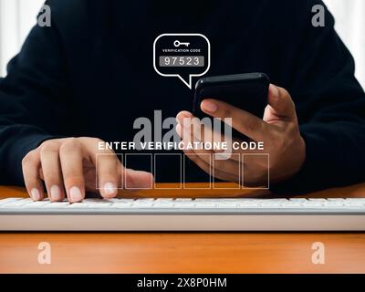 Autenticazione in due fasi o concetto 2FA. La casella di immissione del codice di verifica vuota viene visualizzata quando l'uomo utilizza il telefono cellulare per controllare i numeri della password con la chiave ico Foto Stock