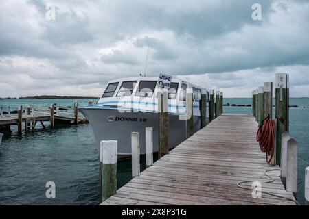 Vista sull'oceano dal colorato cottage tropicale nelle isole Abaco. Foto Stock