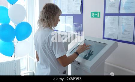 L'infermiere inserisce i dati presso l'ospedale di maternità. Fermo. Infermiera femminile inserisce i dati nel database elettronico dell'ospedale di maternità. L'infermiere immette i dati in Foto Stock