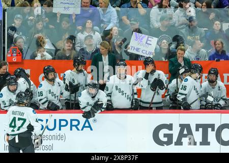 St. Paul, Minnesota, Stati Uniti. 26 maggio 2024. La panchina di Boston durante la gara 4 delle finali inaugurali della PWHL tra Minnesota e Boston all'Xcel Energy Center di St. Paul. Boston ha vinto al secondo tempo supplementare 1-0. (Immagine di credito: © Steven Garcia/ZUMA Press Wire) SOLO PER USO EDITORIALE! Non per USO commerciale! Foto Stock