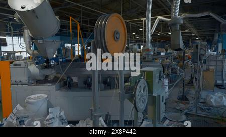 Produzione di cavi e macchine in fabbrica. Creatività. Background industriale in officina. Foto Stock