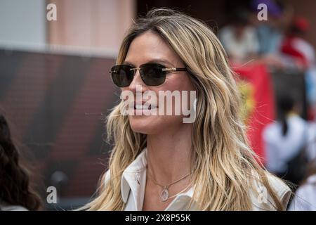 Monaco, Monaco. 26 maggio 2024. Heidi Klum, modella tedesco-americana e conduttrice televisiva, si vede nel paddock prima dell'inizio della gara del Gran Premio di F1 di Monaco. (Foto di Andreja Cencic/SOPA Images/Sipa USA) credito: SIPA USA/Alamy Live News Foto Stock