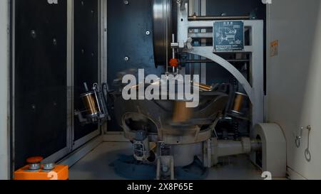 Macchina rotante con avvolgimento del filo di rame. Creatività. Macchina automatizzata per avvolgere il filo di rame sulle bobine. Bobine multiple rotanti per avvolgere i fili Foto Stock