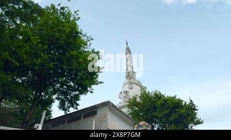 Sri Lanka, Kandy - 29 luglio 2023: White Tower in Sri Lanka. Azione. Vista dal basso ai piedi della torre bianca di ambuluvava. Torre bianca vorticosa con Foto Stock