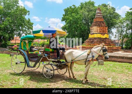 Le carrozze trainate da pony portano i turisti intorno al sito di Wiang Kum Kam Foto Stock