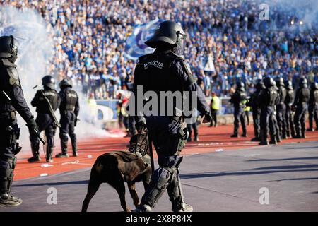 Lisbona, Portogallo. 26 maggio 2024. Forze di polizia viste durante la finale del TACA de Portugal 2024 tra FC Porto e Sporting CP (2:1) all'Estadio Nacional Jamor. Punteggio finale; FC Porto 2:1 Sporting CP (foto di Maciej Rogowski/SOPA Images/Sipa USA) credito: SIPA USA/Alamy Live News Foto Stock