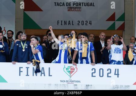 Lisbona, Portogallo. 26 maggio 2024. La squadra del Porto festeggia con un trofeo durante la finale del TACA de Portugal 2024 tra FC Porto e Sporting CP (2:1) all'Estadio Nacional Jamor. Punteggio finale; FC Porto 2:1 Sporting CP (foto di Maciej Rogowski/SOPA Images/Sipa USA) credito: SIPA USA/Alamy Live News Foto Stock