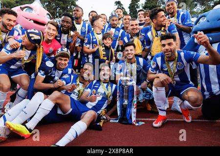 Lisbona, Portogallo. 26 maggio 2024. La squadra del Porto festeggia con un trofeo durante la finale del TACA de Portugal 2024 tra FC Porto e Sporting CP (2:1) all'Estadio Nacional Jamor. Punteggio finale; FC Porto 2:1 Sporting CP (foto di Maciej Rogowski/SOPA Images/Sipa USA) credito: SIPA USA/Alamy Live News Foto Stock