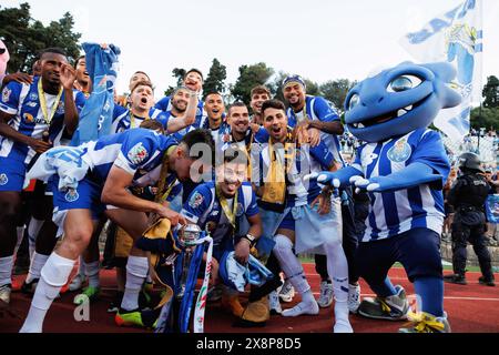 Lisbona, Portogallo. 26 maggio 2024. La squadra del Porto festeggia con un trofeo durante la finale del TACA de Portugal 2024 tra FC Porto e Sporting CP (2:1) all'Estadio Nacional Jamor. Punteggio finale; FC Porto 2:1 Sporting CP credito: SOPA Images Limited/Alamy Live News Foto Stock