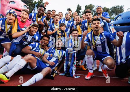 Lisbona, Portogallo. 26 maggio 2024. La squadra del Porto festeggia con un trofeo durante la finale del TACA de Portugal 2024 tra FC Porto e Sporting CP (2:1) all'Estadio Nacional Jamor. Punteggio finale; FC Porto 2:1 Sporting CP (foto di Maciej Rogowski/SOPA Images/Sipa USA) credito: SIPA USA/Alamy Live News Foto Stock