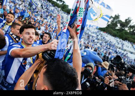 Lisbona, Portogallo. 26 maggio 2024. La squadra del Porto festeggia con un trofeo durante la finale del TACA de Portugal 2024 tra FC Porto e Sporting CP (2:1) all'Estadio Nacional Jamor. Punteggio finale; FC Porto 2:1 Sporting CP credito: SOPA Images Limited/Alamy Live News Foto Stock