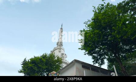 Sri Lanka, Kandy - 29 luglio 2023: White Tower in Sri Lanka. Azione. Vista dal basso ai piedi della torre bianca di ambuluvava. Torre bianca vorticosa con Foto Stock