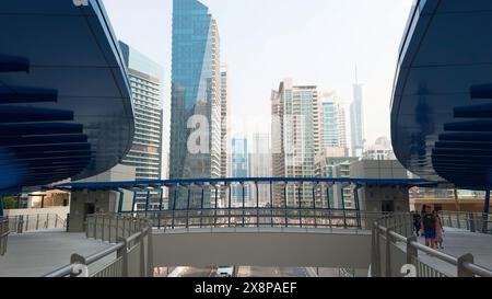 Riyadh - Arabia Saudita, 5 settembre 2023: Centro di Riyadh con il paesaggio del distretto cittadino. Azione. strada con traffico. Foto Stock