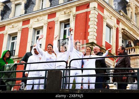 FRANCIA, AQUITANIA, PIRENEI ATLANTIQUES, PAESI BASCHI, SAINT-JEAN-DE-LUZ, ARRIVO DELLA FIAMMA OLIMPICA A SAINT-JEAN-DE-LUZ. ACCOMPAGNATO DA PERSONALE LOCALE ALL'INDIRIZZO Foto Stock