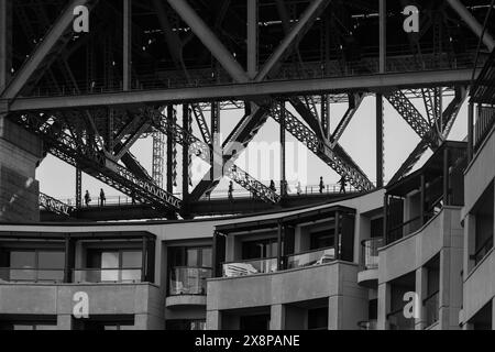 Sulla strada per la scalata del Sydney Harbour Bridge. Di seguito si trova il Park Hyatt Hotel at the Rocks, Sydney. Foto Stock