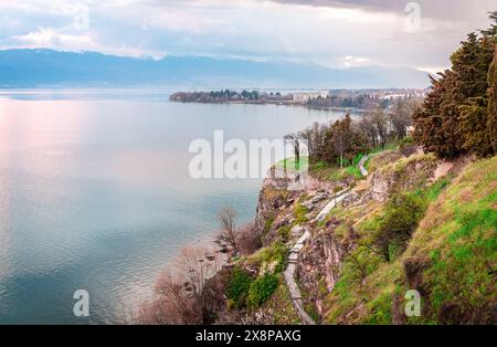 Vista serale del lago di Ocrida con il Parco della città Vecchia e la passerella di Ocrida, nella Macedonia del Nord. Foto Stock