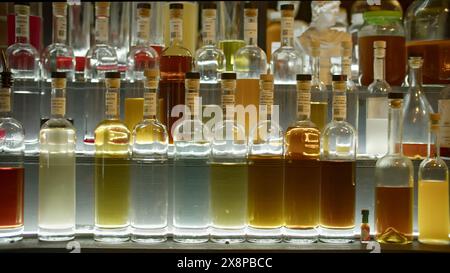 Primo piano di bottiglia di alcol al bar. Supporto. Bottiglie di tinture al bar del nightclub. Bottiglie di alcol al bar del ristorante Foto Stock