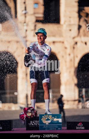 Roma, Italia. 26 maggio 2024. Foto di Zac Williams/SWpix.com - 26/05/2024 - Ciclismo - 2024 giro d'Italia, tappa 21 - Roma - Roma - Italia - Antonio Tiberi, Bahrein vittorioso, vince la classifica dei migliori giovani piloti. Celebrazioni accanto al Colosseo (Piazza del Colosseo) a Roma crediti: SWpix/Alamy Live News crediti: SWpix/Alamy Live News Foto Stock