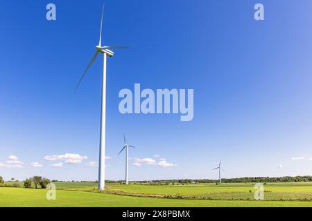 Turbine eoliche elevate in campagna Foto Stock