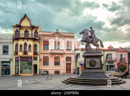 Piazza della Magnolia con la statua di Filippo II di Macedonia e la costruzione del Consolato russo sullo sfondo, a Bitola, Macedonia del Nord. Foto Stock