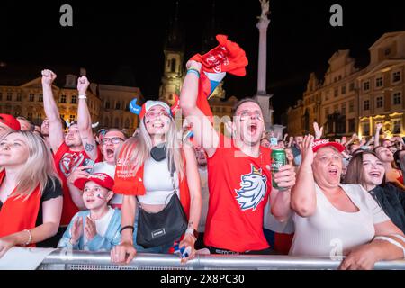 Praga, Repubblica Ceca. 26 maggio 2024. I tifosi cechi festeggiano un gol durante la partita finale del Campionato del mondo IIHF 2024 tra Svizzera e Cechia, che è stato mostrato su un grande schermo nella Piazza della città Vecchia di Praga. La squadra ceca ha battuto la Svizzera 2:0 durante la partita finale del Campionato del mondo Mans della Federazione Internazionale di hockey su ghiaccio a Praga. La squadra cecoslovacca ha vinto la medaglia d'oro. Credito: SOPA Images Limited/Alamy Live News Foto Stock