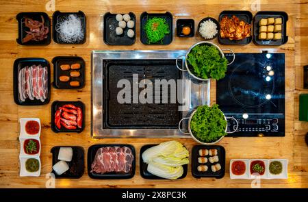 Lo shabu and Grill è famoso cibo giapponese. Contiene pesce, maiale, pollo, manzo e verdure. Foto Stock