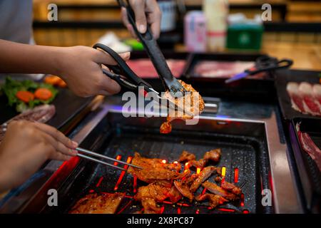 Lo shabu and Grill è famoso cibo giapponese. Contiene pesce, maiale, pollo, manzo e verdure. Foto Stock