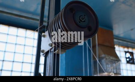 Produzione di cavi in filo di rame in bobine presso l'impianto industriale dell'acciaio metallico. Creatività. Rotolatore a bobina metallica. Foto Stock