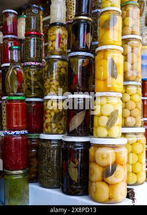 Immagine del cibo conservato in vasetti impilati verticalmente - olive, limoni, cipolle, peperoni - in un mercato in Marocco 3 Foto Stock